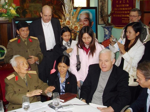 Cựu binh Mỹ Bobby Muller trong lần gặp gỡ Đại tướng Võ Nguyên Giáp.
