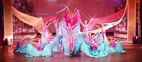 Tiết mục múa sóng lụa ven đô trong
chương trình Hồng Hà tự khúc.