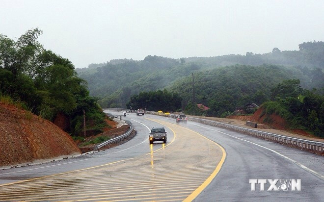 Một đoạn đường cao tốc Nội Bài-Lào Cai đang trong quá trình hoàn thiện. (Ảnh: Huy Hùng/TTXVN)