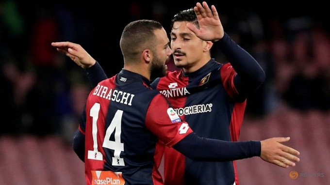 Hai cầu thủ của Genoa, Davide Biraschi và Koray Gunter, ăn mừng sau trận đấu. (Ảnh: Reuters)