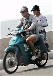 Về việc bắt giữ cựu ca sĩ người Anh G.Glitter