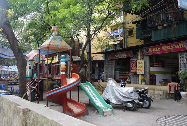 Sân chơi tại khu tập thể Văn Chương (Đống Đa, Hà Nội) thường xuyên bị lấn chiếm làm nơi kinh doanh, để xe máy. Ảnh: ĐĂNG ANH