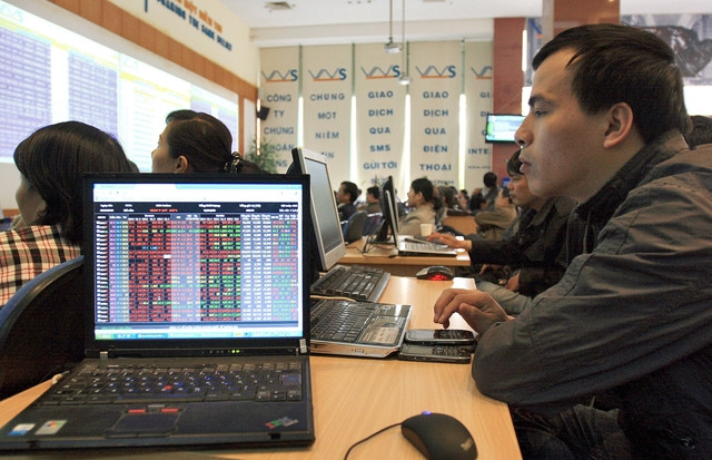 Sau những tác động của diễn biến bất thường trên thị trường tài chính - tiền tệ quốc tế, thị trường chứng khoán Việt Nam đang dần ổn định trở lại. Ảnh: QUANG AN