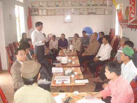 Chi bộ thôn Xuân Bàng, xã Thụy Xuân (Thái Thụy, Thái Bình) họp triển khai công tác vận động nhân dân hiến đất làm đường giao thông nông thôn.