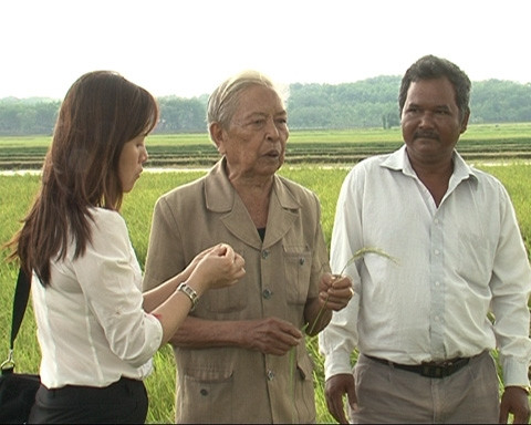 Già làng, Anh hùng Lao động Lâm Búp (người đứng giữa), một trong nhiều gương làm kinh tế giỏi của tỉnh Bình Phước.
