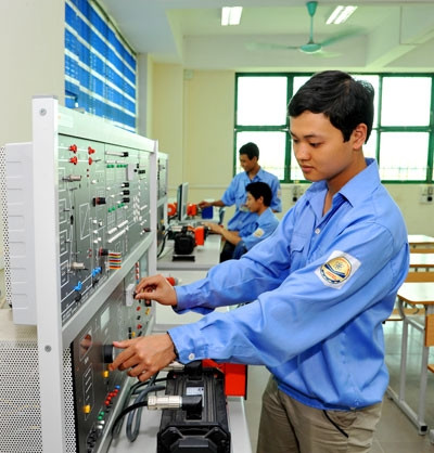 Hằng năm rất nhiều sinh viên ra trường chưa đáp ứng được nhu cầu thực tiễn. Ảnh: TRẦN HẢI 