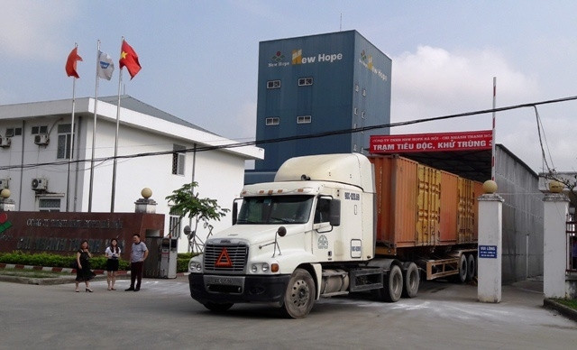 Tiêu độc, khử trùng phương tiện chở thức ăn chăn nuôi từ cơ sở sản xuất.