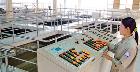 Vận hành dây chuyền cấp nước tại Nhà máy nước Cáo Đỉnh. Ảnh: KHÁNH NGUYÊN