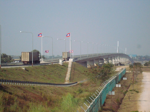 Cầu Hữu Nghị 2 qua sông Mê Công nối Xa-văn-na-khệt với Mục-đa-hản của Thái-lan.