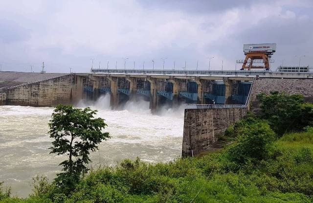 Thủy điện Trị An xả lũ. (Ảnh tư liệu)