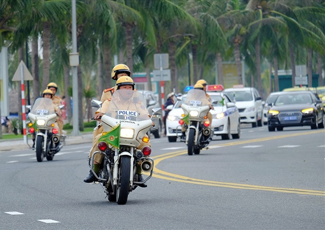 Lực lượng Cảnh sát giao thông làm nhiệm vụ dẫn đoàn tại Tuần lễ cấp cao APEC 2017.