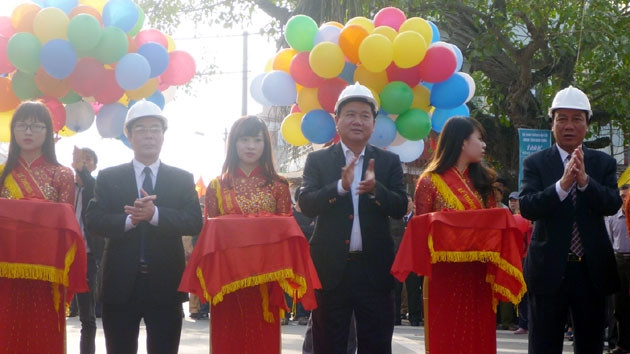 Các đồng chí Đinh La Thăng, Ủy viên T.Ư Đảng, Bộ trưởng GTVT; Nguyễn Khắc Hưng, Phó Bí thư Thường trực Tỉnh ủy; Đoàn Hồng Phong,Chủ tịch UBND tỉnh Nam Định, cắt băng thông xe tuyến quốc lộ 38B, đoạn q