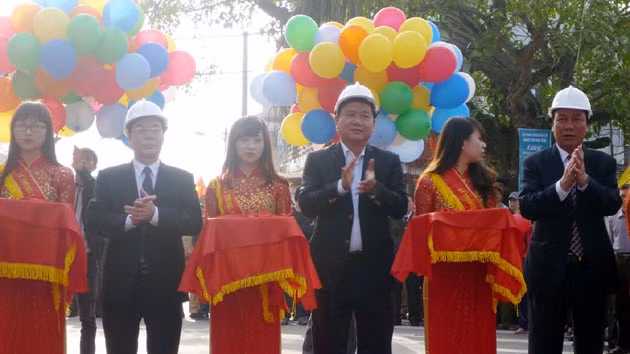 Các đồng chí Đinh La Thăng, Ủy viên T.Ư Đảng, Bộ trưởng GTVT; Nguyễn Khắc Hưng, Phó Bí thư Thường trực Tỉnh ủy; Đoàn Hồng Phong,Chủ tịch UBND tỉnh Nam Định, cắt băng thông xe tuyến quốc lộ 38B, đoạn q