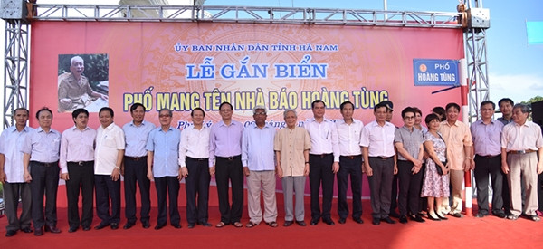 Các đại biểu chụp ảnh lưu niệm tại buổi lễ.