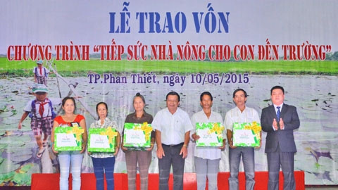 Trao vốn Chương trình “Tiếp sức nhà nông cho con đến trường”