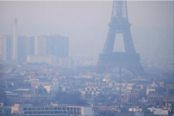 Sương mù chứa hạt nhỏ xuất hiện tại Paris vào thời điểm “thành phố của ánh sáng” đối mặt tình trạng ô nhiễm không khí nghiêm trọng nhất trong một thập kỷ, ngày 9-12-2016. (Ảnh: Reuters)