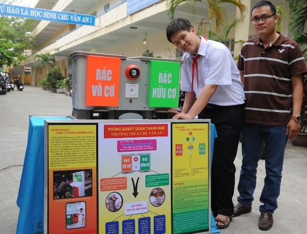 Khải và thầy giáo Khôi bên sản phẩm Thùng rác thông minh