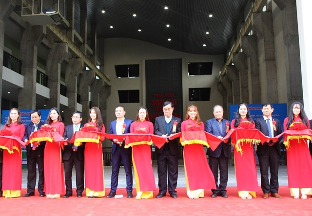 Cắt băng khánh thành Nhà máy thủy điện Đakrông 4.