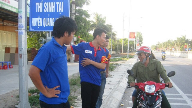 Thanh niên tình nguyện tư vấn nơi lưu trú cho thí sinh cùng người thân.