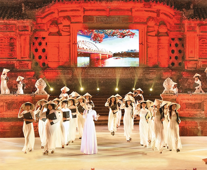 Trình diễn áo dài tại Festival Huế năm 2016.        Ảnh: CHÍ TOÀN