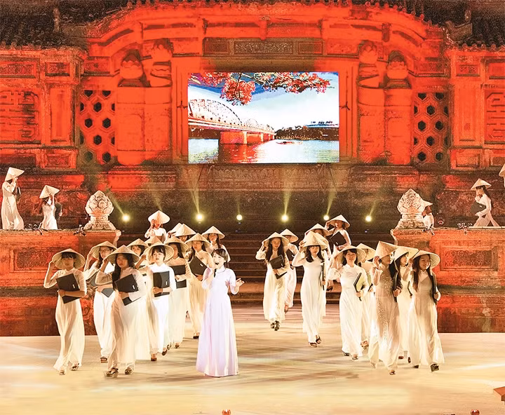 Trình diễn áo dài tại Festival Huế năm 2016.        Ảnh: CHÍ TOÀN