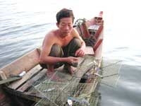 Anh Trương Minh Đường đanh
kéo rập ghẹ từ biển lên P.S.L.