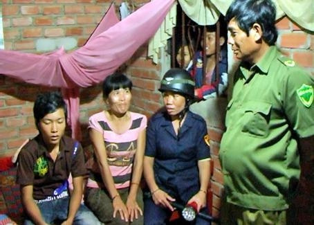 Các thành viên đội nữ dân phòng thường xuyên tham gia giáo dục các thanh thiếu niên hư, cảm hóa các em trở thành công dâ