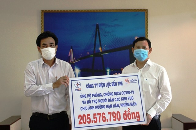 Công ty Điện lực Bến Tre ủng hộ hơn 200 triệu đồng giúp người dân phòng, chống dịch Covid-19 và hạn, mặn trên địa bàn tỉnh Bến Tre.