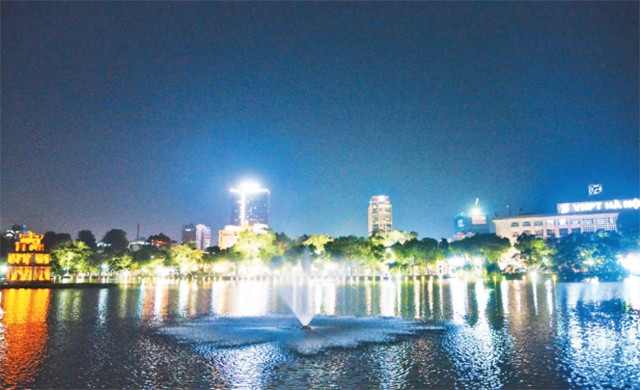 Các công trình trang trí chung quanh hồ Hoàn Kiếm.