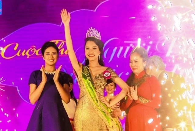 Thí sinh Lê Trần Ngọc Trân đăng quang Người đẹp Du lịch Huế năm 2015.