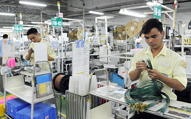 Sản xuất các loại dây dẫn điện trong ô-tô và xe máy ở Công ty TNHH Hệ thống dây dẫn Sumi Việt Nam (SVWS), có 100% vốn đầu tư của Nhật Bản tại Khu công nghiệp Đồng Văn II, huyện Duy Tiên