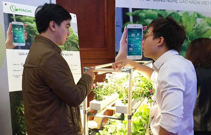 Gian hàng giới thiệu sản phẩm hệ thống trồng cây thủy canh sử dụng IoT của HACHI tại Ngày hội khởi nghiệp đổi mới sáng tạo Việt Nam 2016.