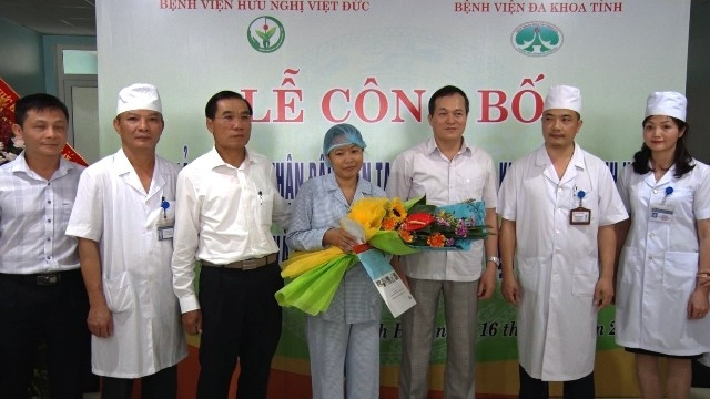 Lãnh đạo tỉnh Thanh Hóa, Sở Y tế cùng các y, bác sĩ chúc mừng người được ghép thận thành công.