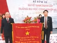 Chủ tịch UBND TP Hà Nội
Nguyễn Quốc Triệu trao bức trướng
của UBND TP tặng trường ĐH
Công nghiệp Hà Nội.
