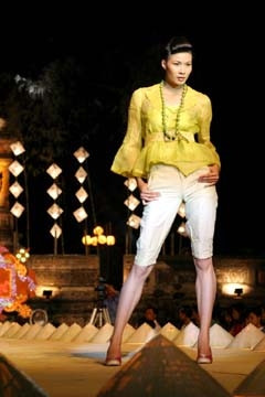 Trình diễn trang sức vàng bạc tại Festival nghề truyền thống Huế