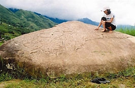 Du khách tại bãi đá cổ Sa Pa.