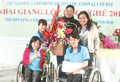 Cô Lê Minh Hiền (người đứng giữa) cùng các học trò. 