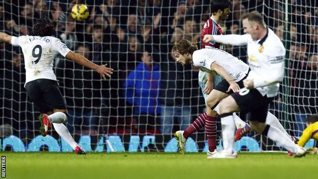 Các cầu thủ M.U (áo trắng) vất vả mới có 1 điểm.