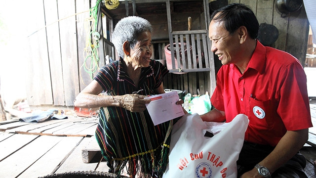 Chủ tịch Hội Chữ thập đỏ tỉnh Đác Lắc thăm, tặng quà cụ HBê BKrông, xã Ea Huar, huyện Buôn Đôn (Đác Lắc).