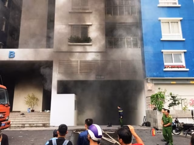 Chung cư cao cấp Carina Plaza ở TP Hồ Chí Minh bốc cháy, khiến 13 người tử vong.