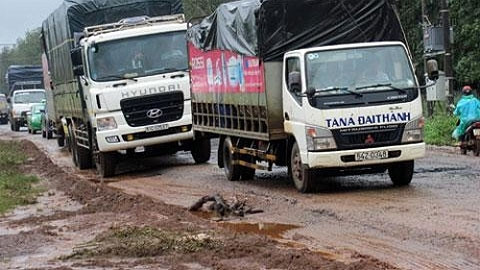 Đoạn đường từ huyện Krông Pa đi AyunPa, toàn bộ mặt đường nhựa đã bong tróc, tạo nên những hố nước sâu lầy lội.