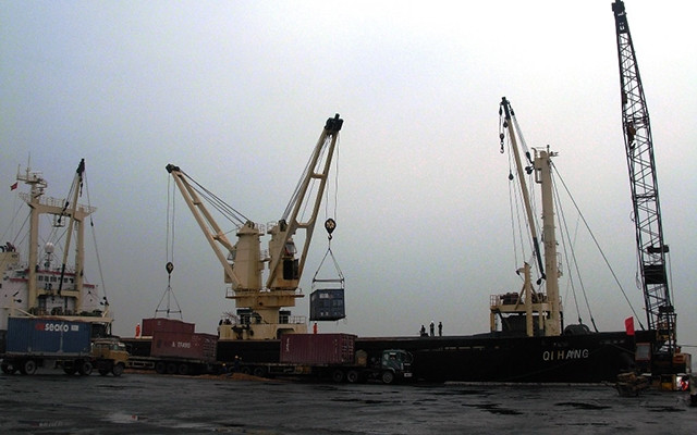 Tàu vào nhận hàng ở cảng Hòn La.