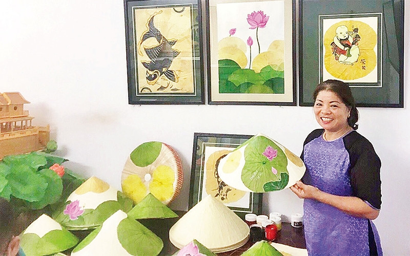 Nghệ nhân Tạ Thu Hương giới thiệu những sáng tạo từ nghề nón lá.