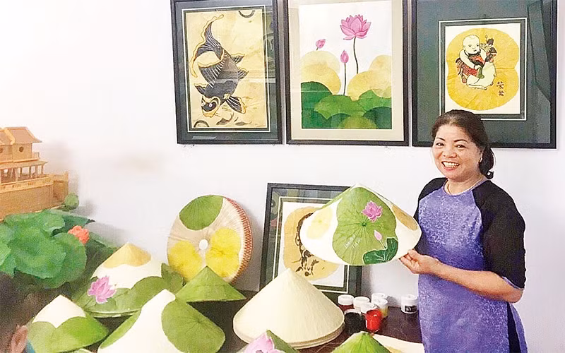 Nghệ nhân Tạ Thu Hương giới thiệu những sáng tạo từ nghề nón lá.