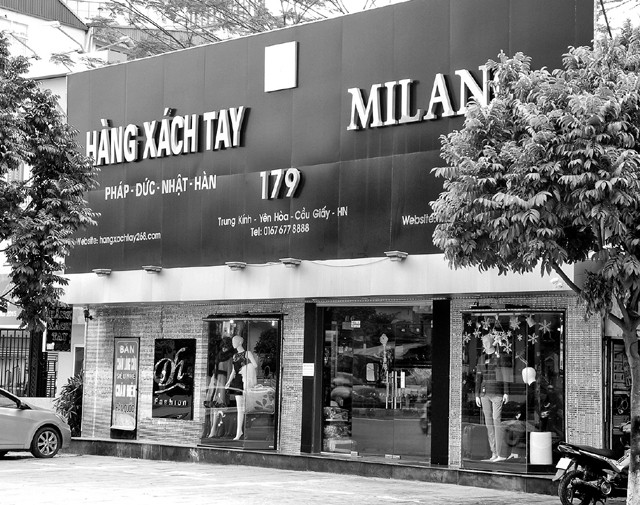 Một cửa hàng trên phố Trung Kính (Cầu Giấy, Hà Nội) bán rất nhiều "hàng xách tay" từ nước ngoài về Việt Nam.