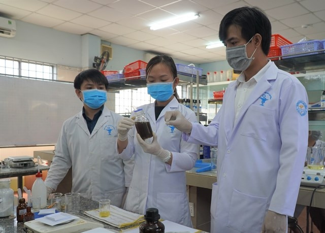 Giảng viên Khoa Dược, Trường đại học Lạc Hồng bào chế dung dịch sát khuẩn.