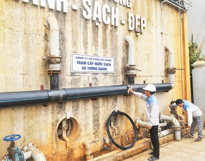 Công nhân Công ty cổ phần An Thịnh (Bắc Ninh) kiểm tra chất lượng nước định kỳ tại trạm cấp nước.