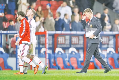 Man Utd đang thể hiện lối chơi vô hồn như một cỗ máy dưới thời của HLV Louis Val Gal (phải). Ảnh | GETTY