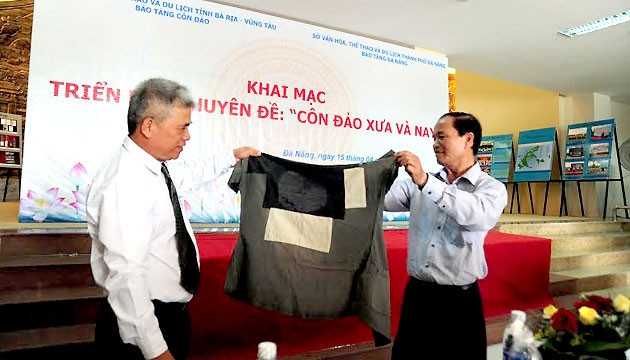 Cựu tù Côn Đảo Nguyễn Ngọc Thôi trao tặng Bảo tàng Côn Đảo chiếc áo tù với nhiều mảnh vá được cất giữ cẩn trọng hơn 40 năm qua.