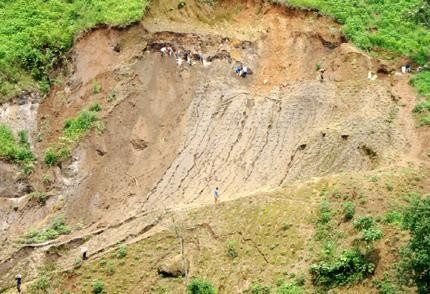 Hàng chục con người cần mẫn khoét núi lấy đất hiếm.